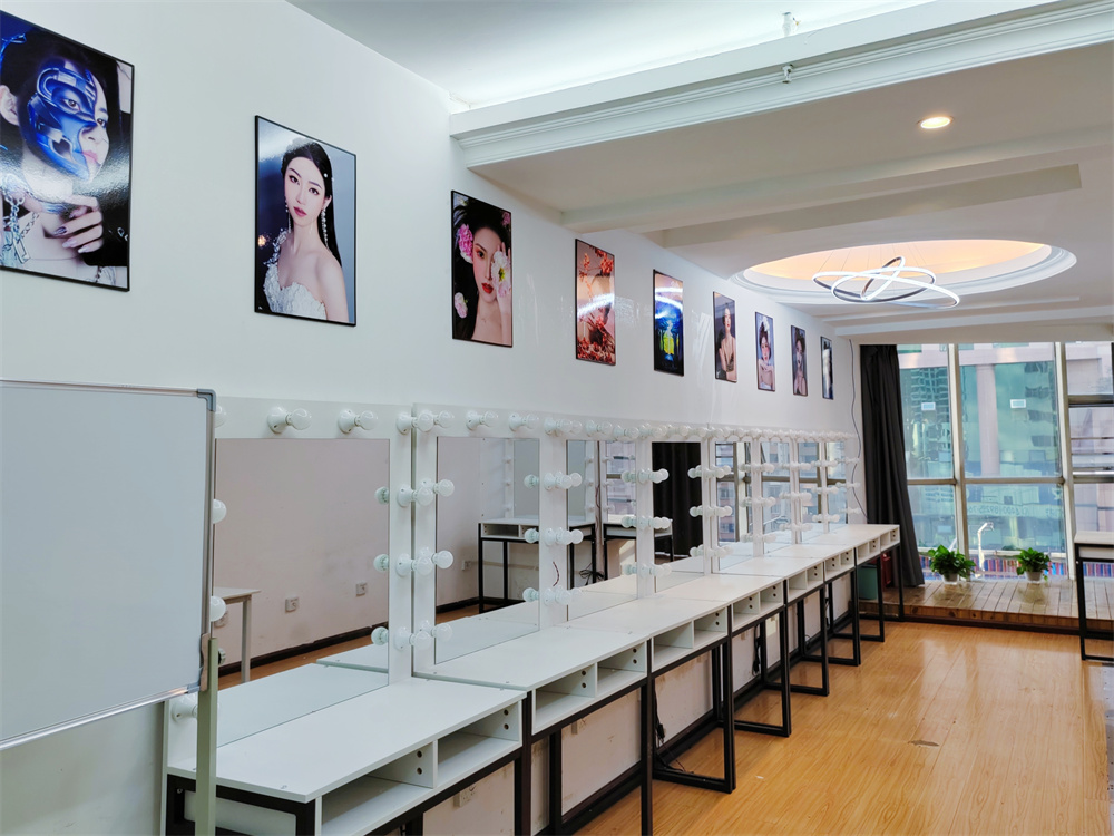 来源于:金善国际发布时间:2022-11-02 14:45:00贵阳金善化妆美甲美发